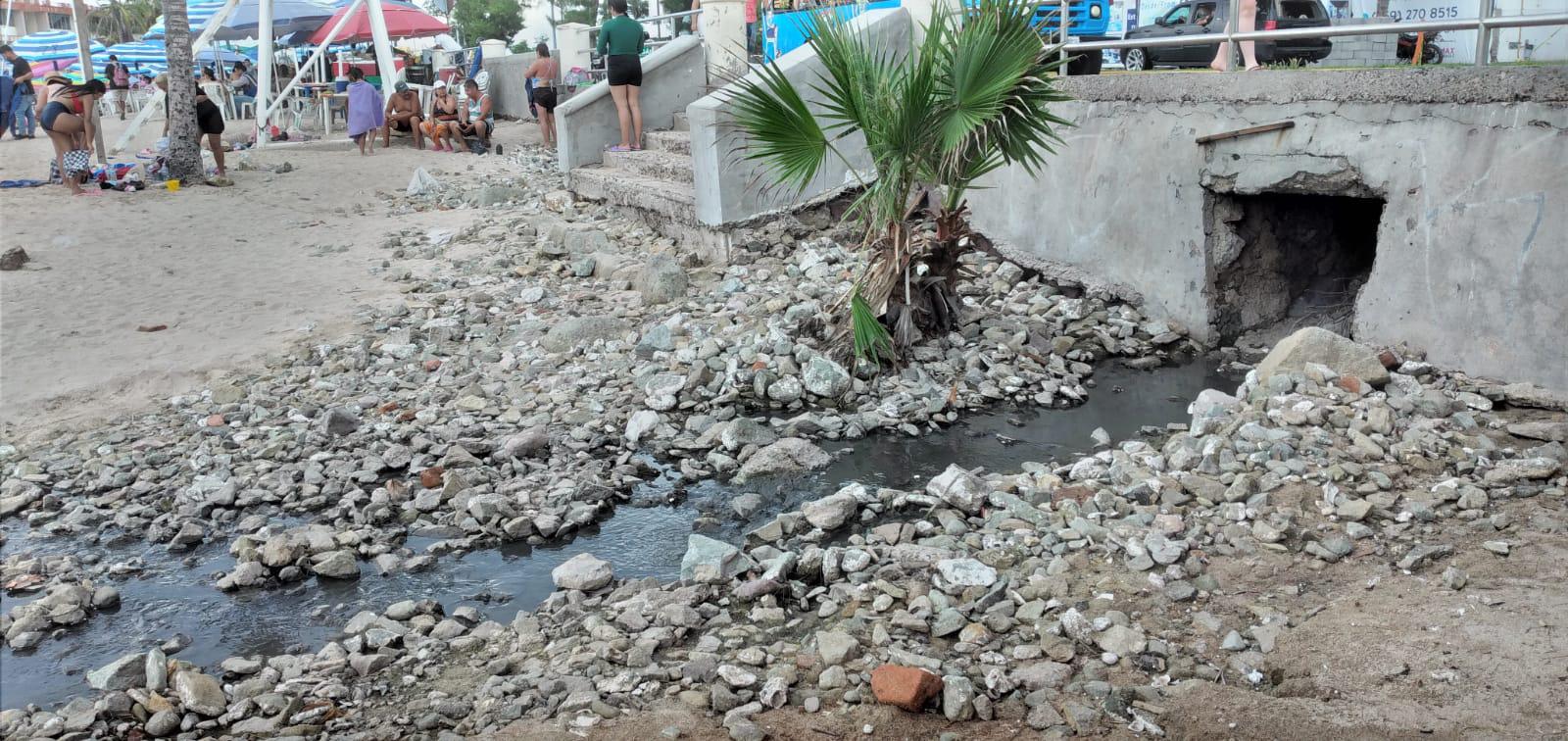 $!Se bañan en playa Los Pinitos en medio de descargas de aguas negras, en Mazatlán