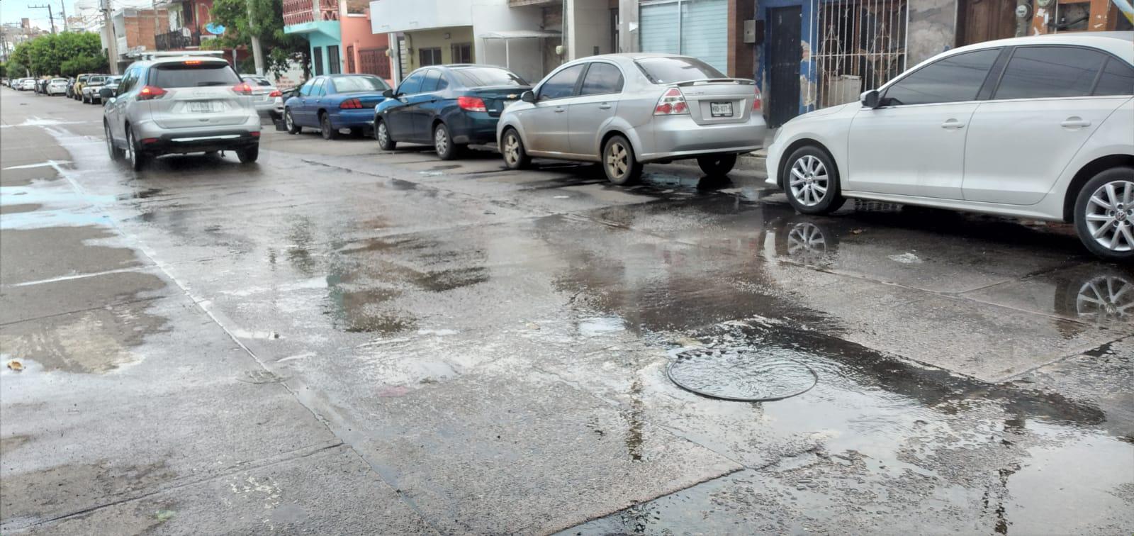 $!Se bañan en playa Los Pinitos en medio de descargas de aguas negras, en Mazatlán