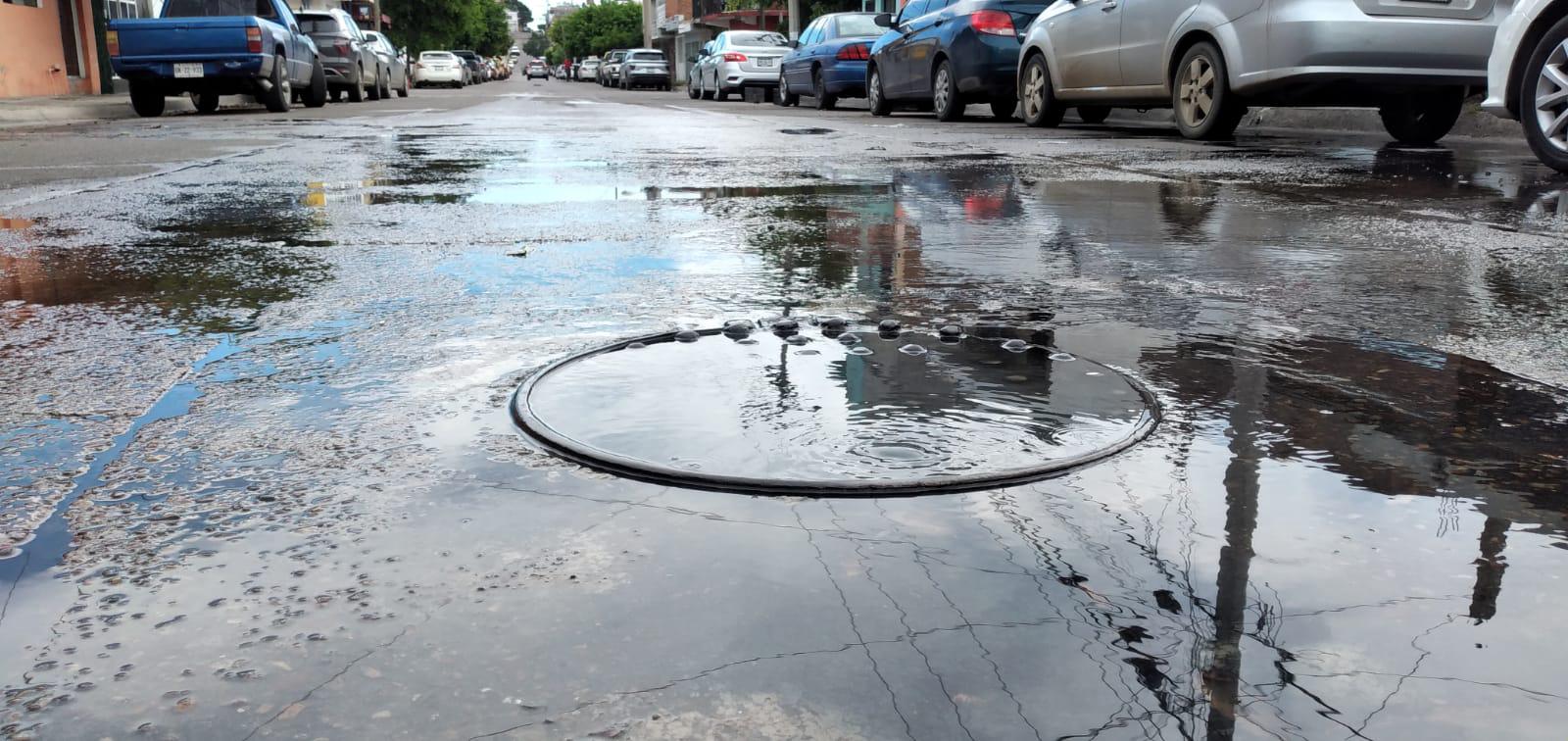 $!Se bañan en playa Los Pinitos en medio de descargas de aguas negras, en Mazatlán