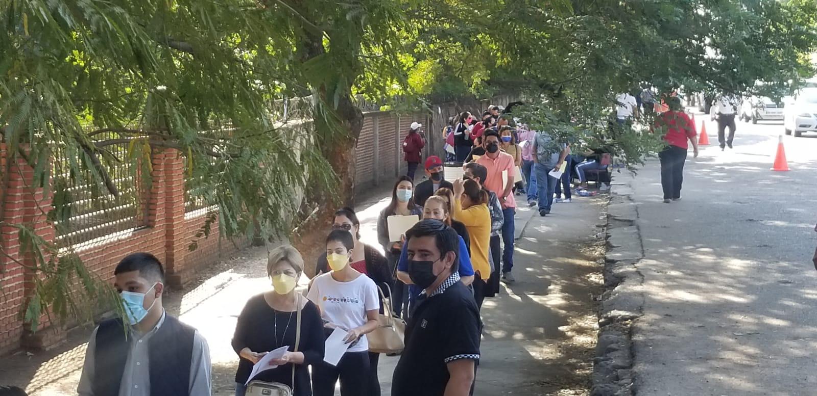 $!Fluye primer día de vacunación de refuerzo contra Covid para docentes en Culiacán