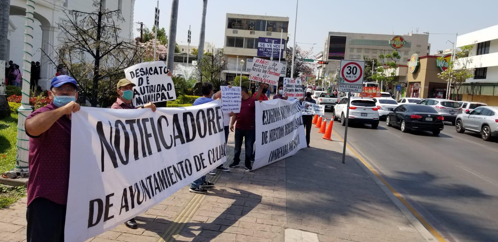 $!Tres días seguidos tienen policías de Culiacán exigiendo pagos pendientes de su jubilación