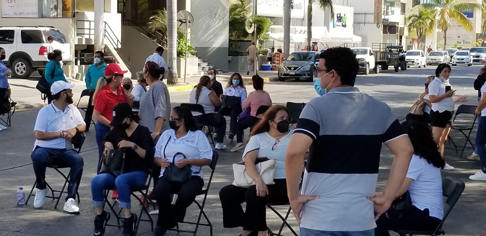 $!Trabajadores del Icatsin mantienen bloqueo de la Avenida Insurgentes en Culiacán; piden cese de Frías Castro