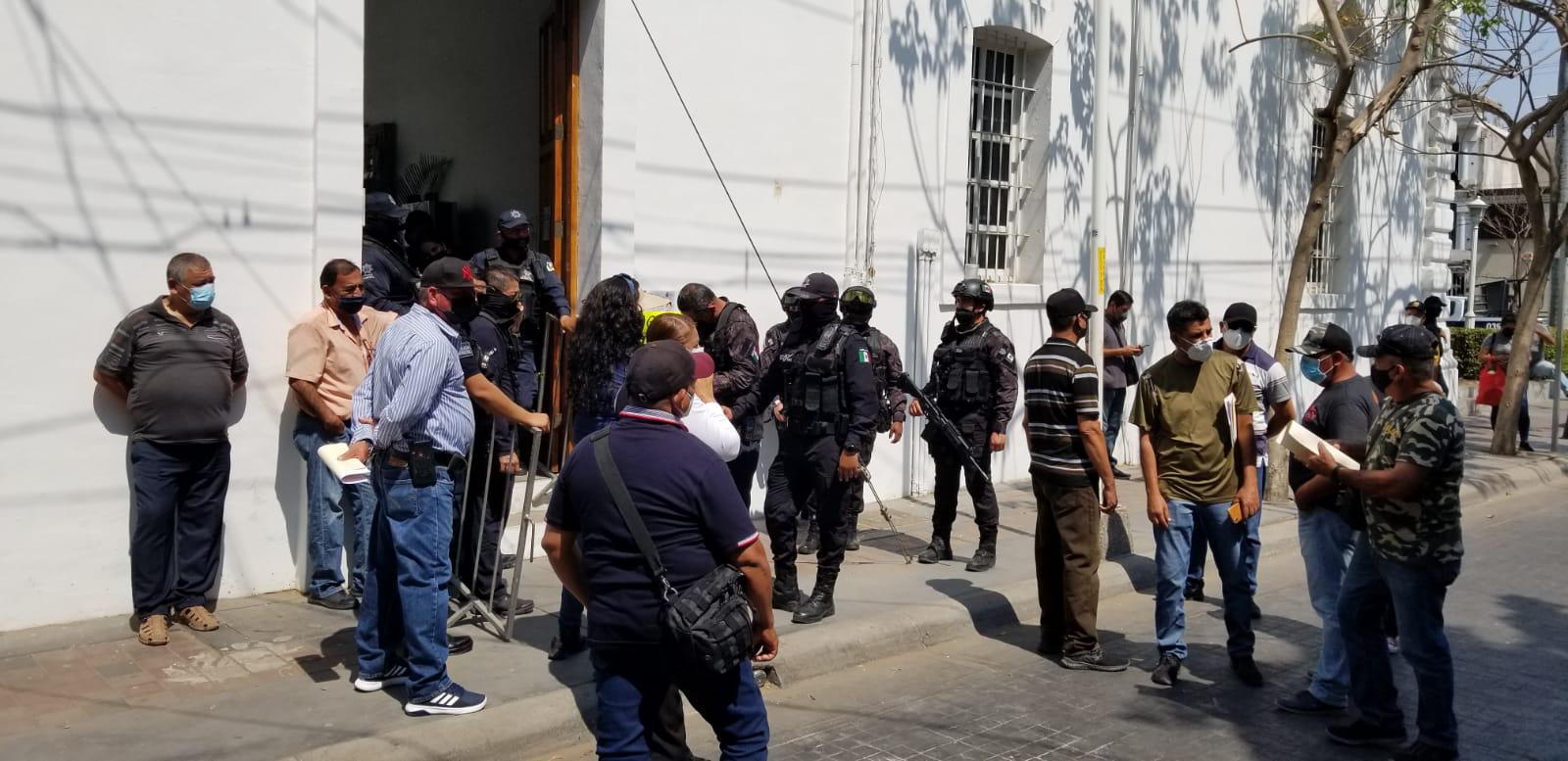 $!Tres días seguidos tienen policías de Culiacán exigiendo pagos pendientes de su jubilación