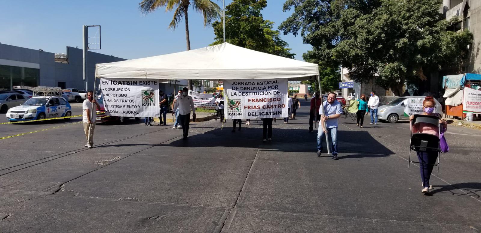 $!Trabajadores del Icatsin mantienen bloqueo de la Avenida Insurgentes en Culiacán; piden cese de Frías Castro