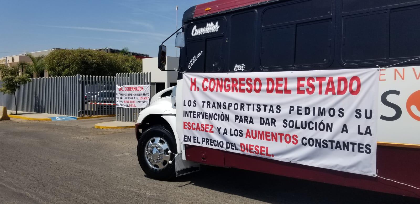 $!Transportistas se manifiestan en el Congreso del Estado por escasez de combustible; piden apoyo a diputados y Rocha Moya