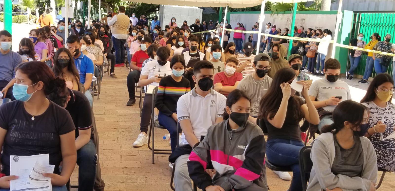 $!Hacen larga fila adolescentes de Culiacán para recibir la vacuna contra el Covid-19