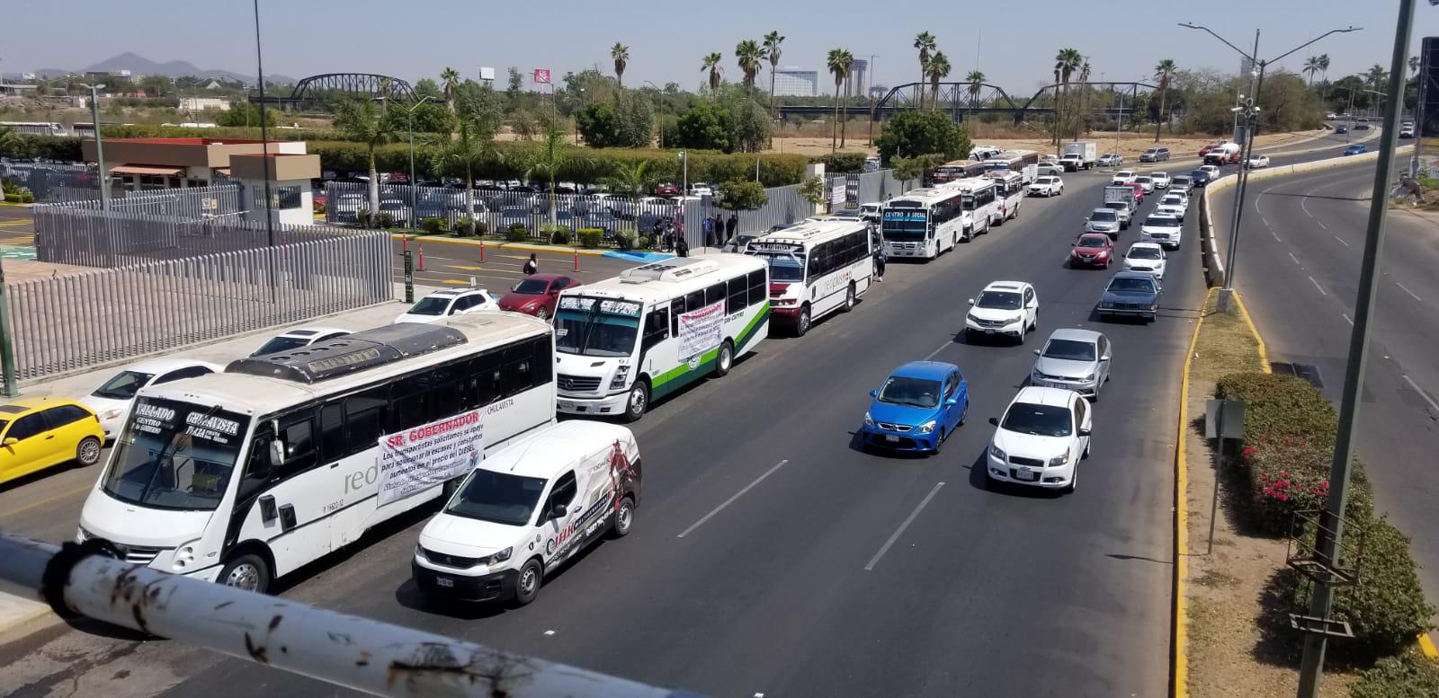 $!Transportistas se manifiestan en el Congreso del Estado por escasez de combustible; piden apoyo a diputados y Rocha Moya