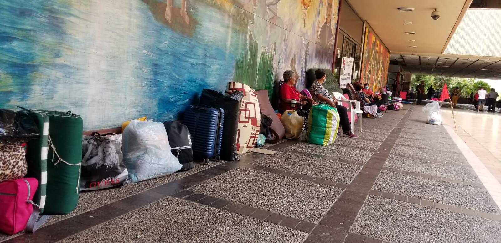 $!Toman maestros jubilados el Palacio de Gobierno; acusan incumplimiento en el compromiso de pagar fondo de vivienda