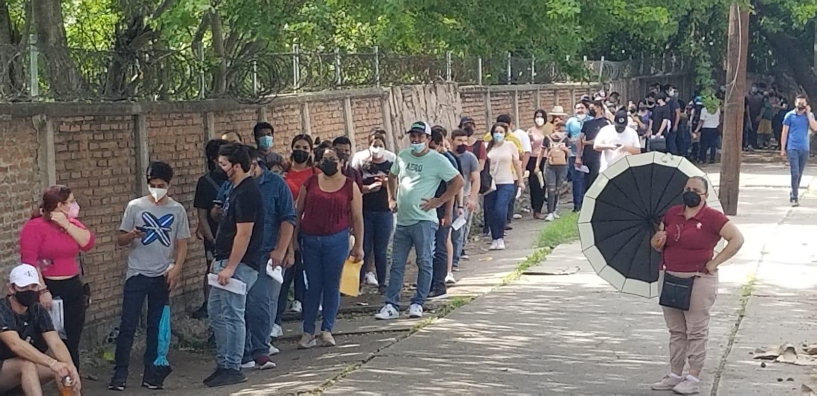 $!En el primer día de vacunación, cientos de jóvenes van por su primera dosis en Culiacán