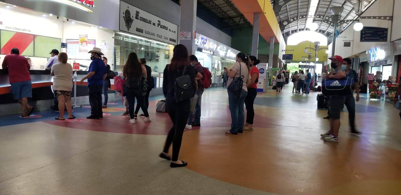 $!Sin salidas al sur, Central Camionera tiene 800 pasajeros varados y 300 unidades detenidas en Culiacán