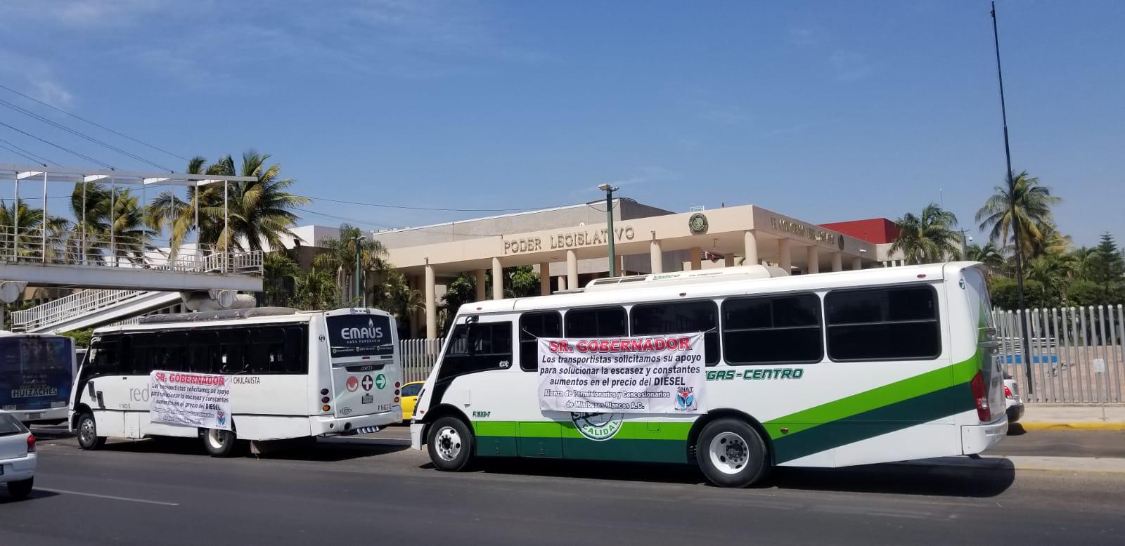 $!Transportistas se manifiestan en el Congreso del Estado por escasez de combustible; piden apoyo a diputados y Rocha Moya