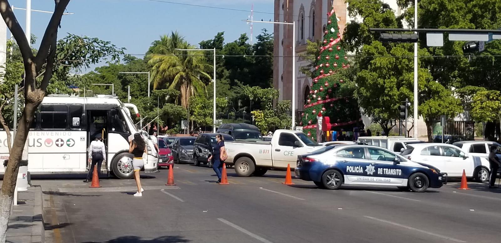 $!¡Tome precauciones! Policías jubilados tienen cerradas vialidades del Centro de Culiacán