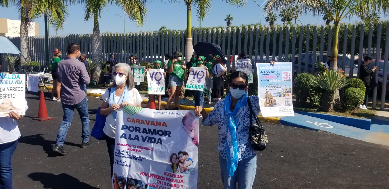 $!Grupo Pro vidas y feministas se concentran en el Congreso; aún no se sabe si se discutirá iniciativa para despenalización del aborto