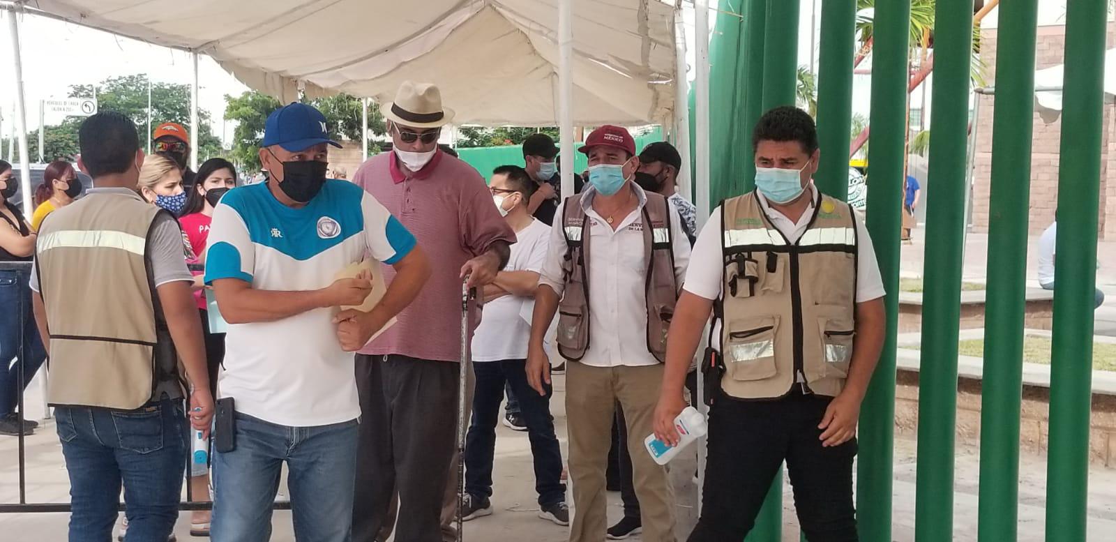 $!Vacunan contra el Covid-19 a jóvenes de 18 años, y aplican segundas dosis a adultos de 40 años, en Culiacán