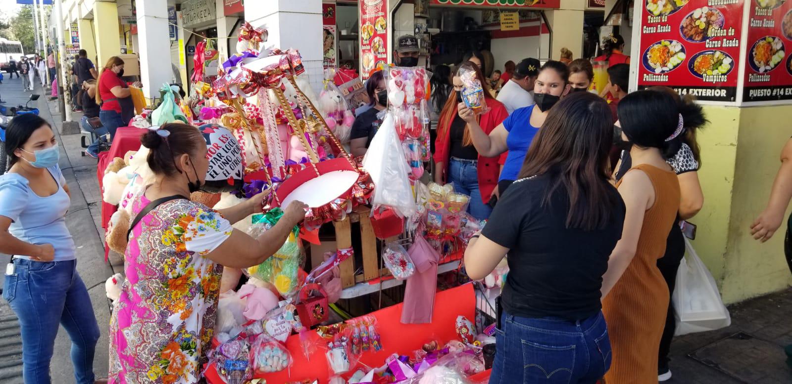 Abarrotan el Centro de Culiacán en busca de un detalle especial este