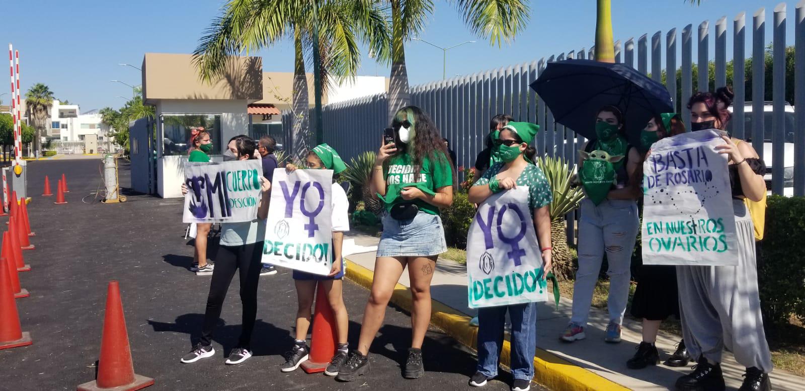 $!Grupo Pro vidas y feministas se concentran en el Congreso; aún no se sabe si se discutirá iniciativa para despenalización del aborto