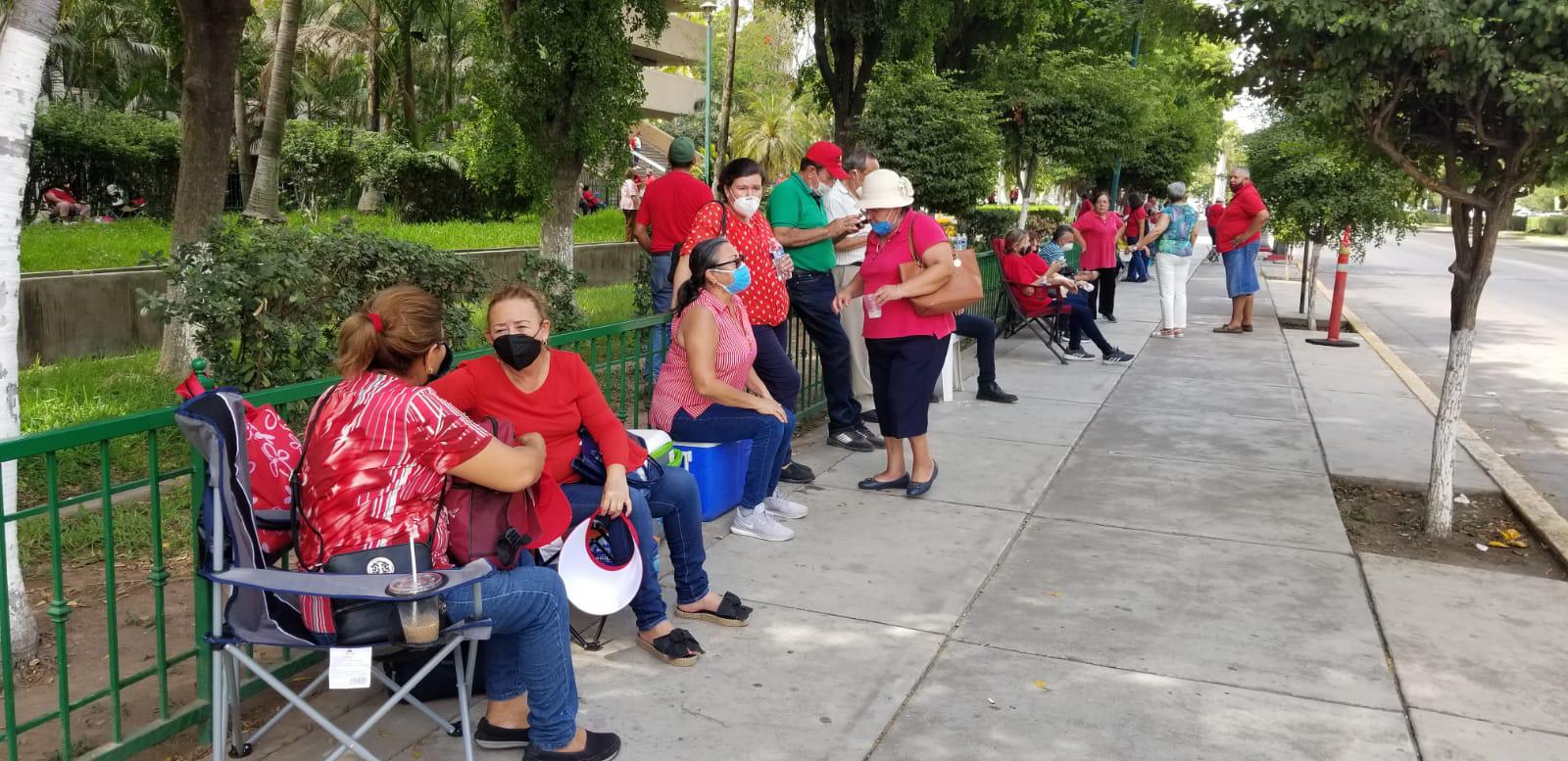$!Toman maestros jubilados el Palacio de Gobierno; acusan incumplimiento en el compromiso de pagar fondo de vivienda