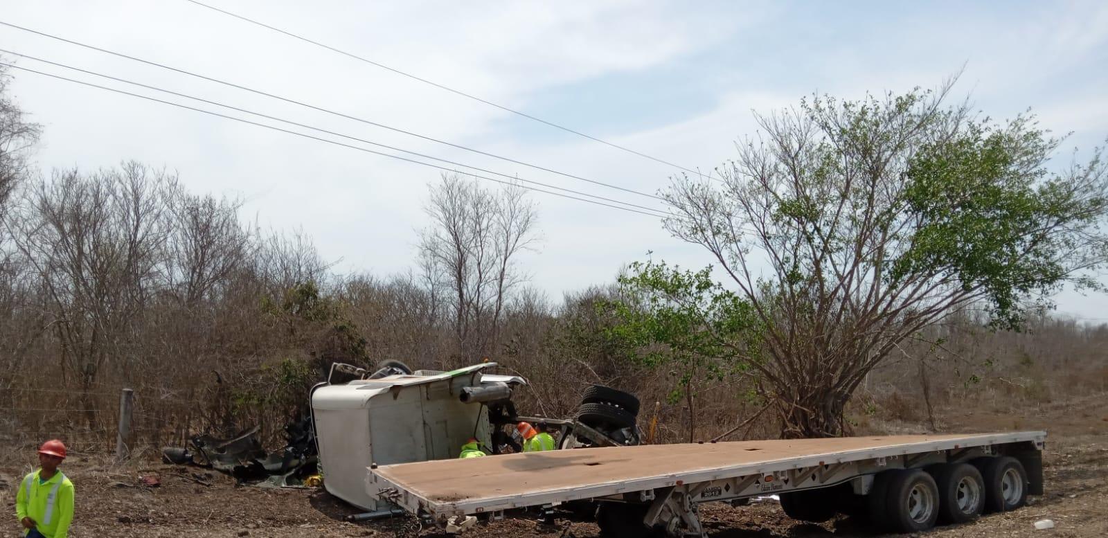 $!Tráiler cargado de varillas embiste automóvil en la Mazatlán-Culiacán; hay un lesionado grave