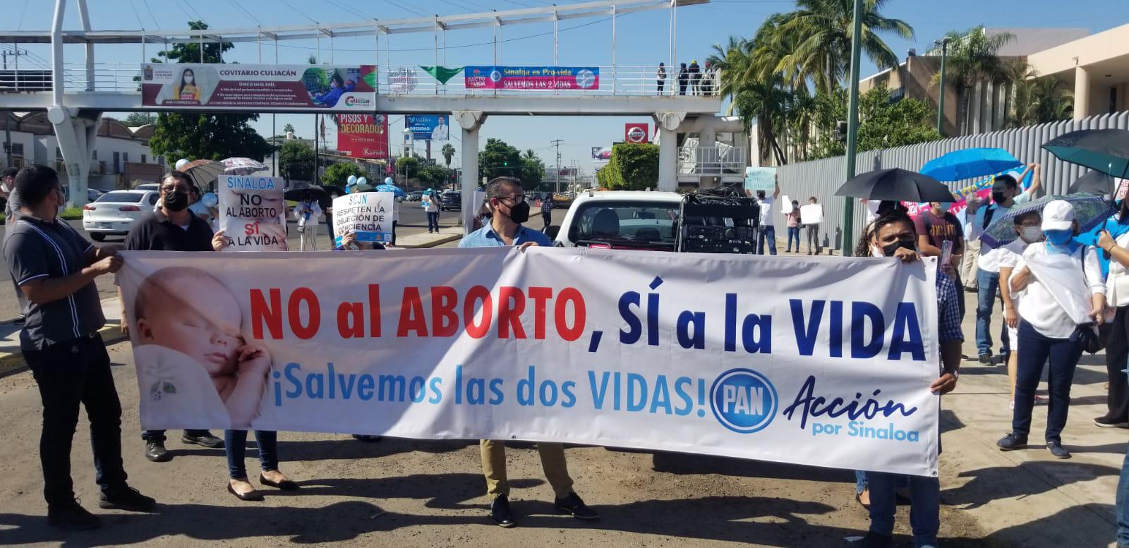 $!Grupo Pro vidas y feministas se concentran en el Congreso; aún no se sabe si se discutirá iniciativa para despenalización del aborto