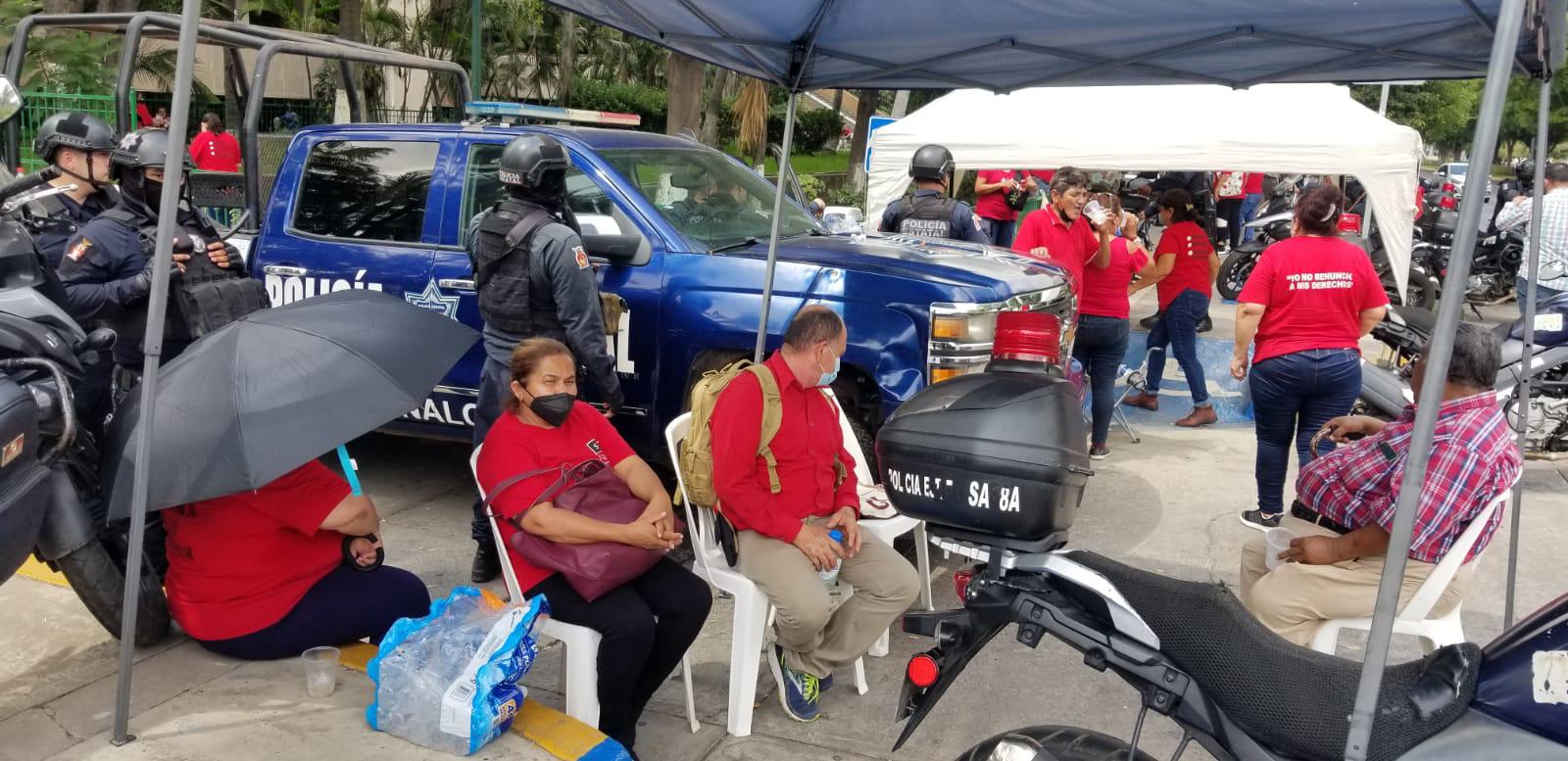 $!Toman maestros jubilados el Palacio de Gobierno; acusan incumplimiento en el compromiso de pagar fondo de vivienda