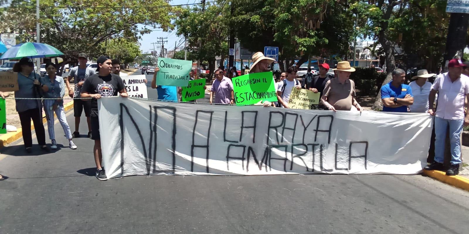 $!Precaución: Bloquean la Avenida Insurgentes frente a la López Mateos en Mazatlán