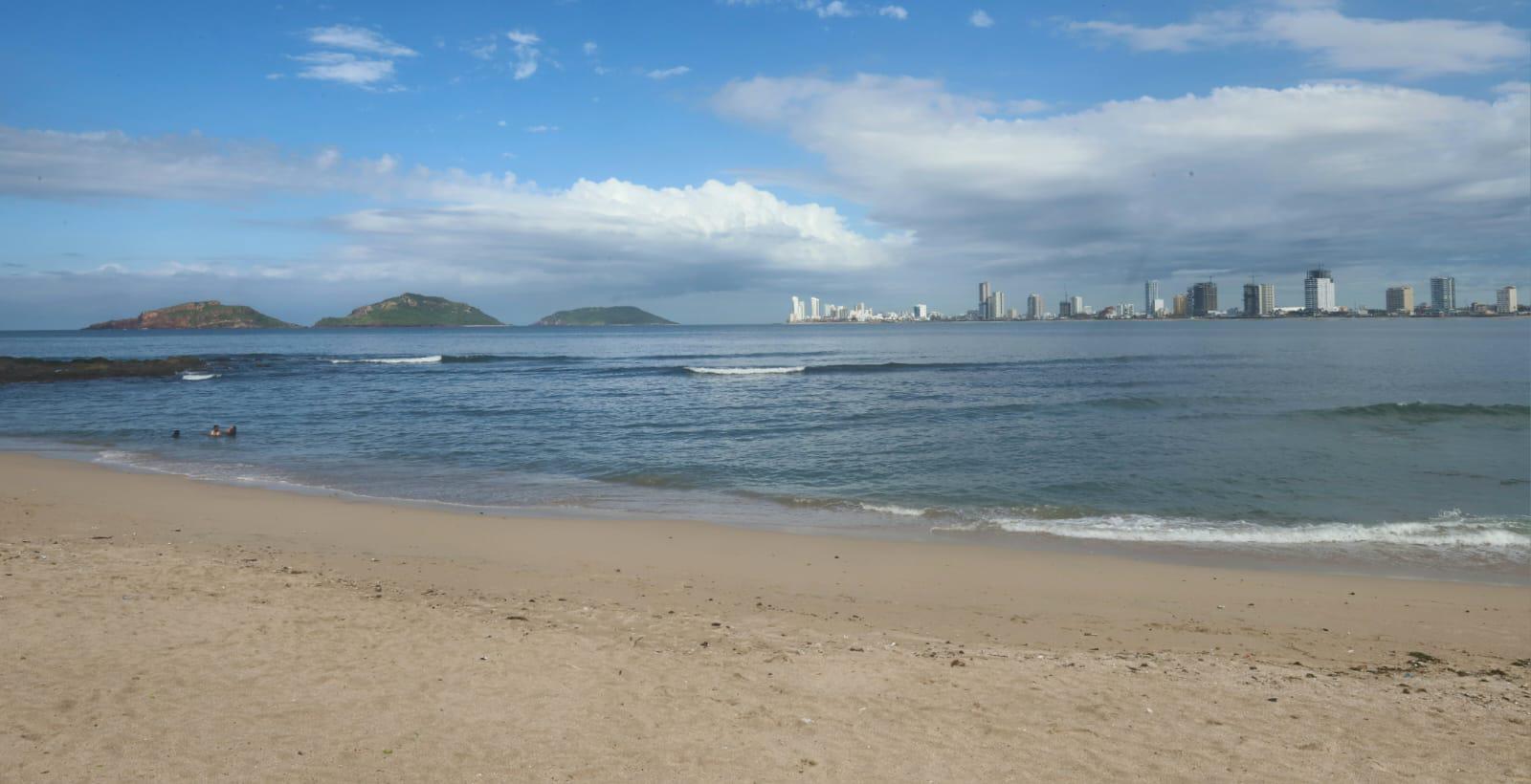 $!Erosión en Playa Pinitos, en Mazatlán, afecta a comerciantes de la zona