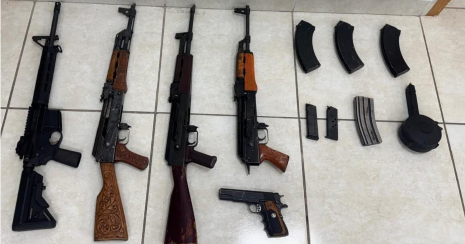 $!Detienen a dos civiles con armas y vehículos robados en Quilá, municipio de Culiacán
