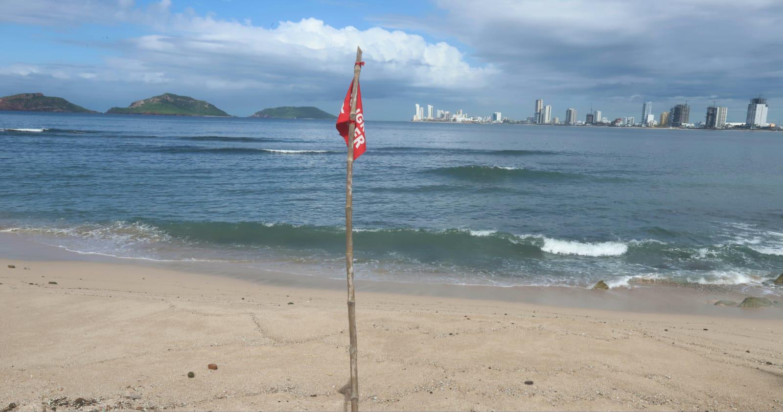 $!Erosión en Playa Pinitos, en Mazatlán, afecta a comerciantes de la zona