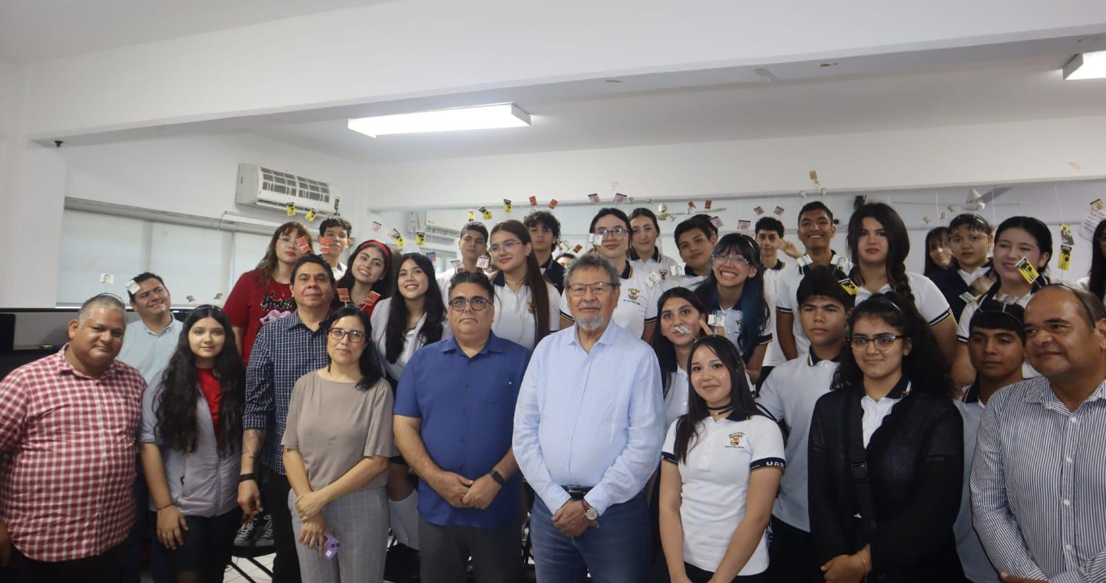 $!El escritor conversó sobre su vida y obra literaria junto con los integrantes de la comunidad lectora de la preparatoria.