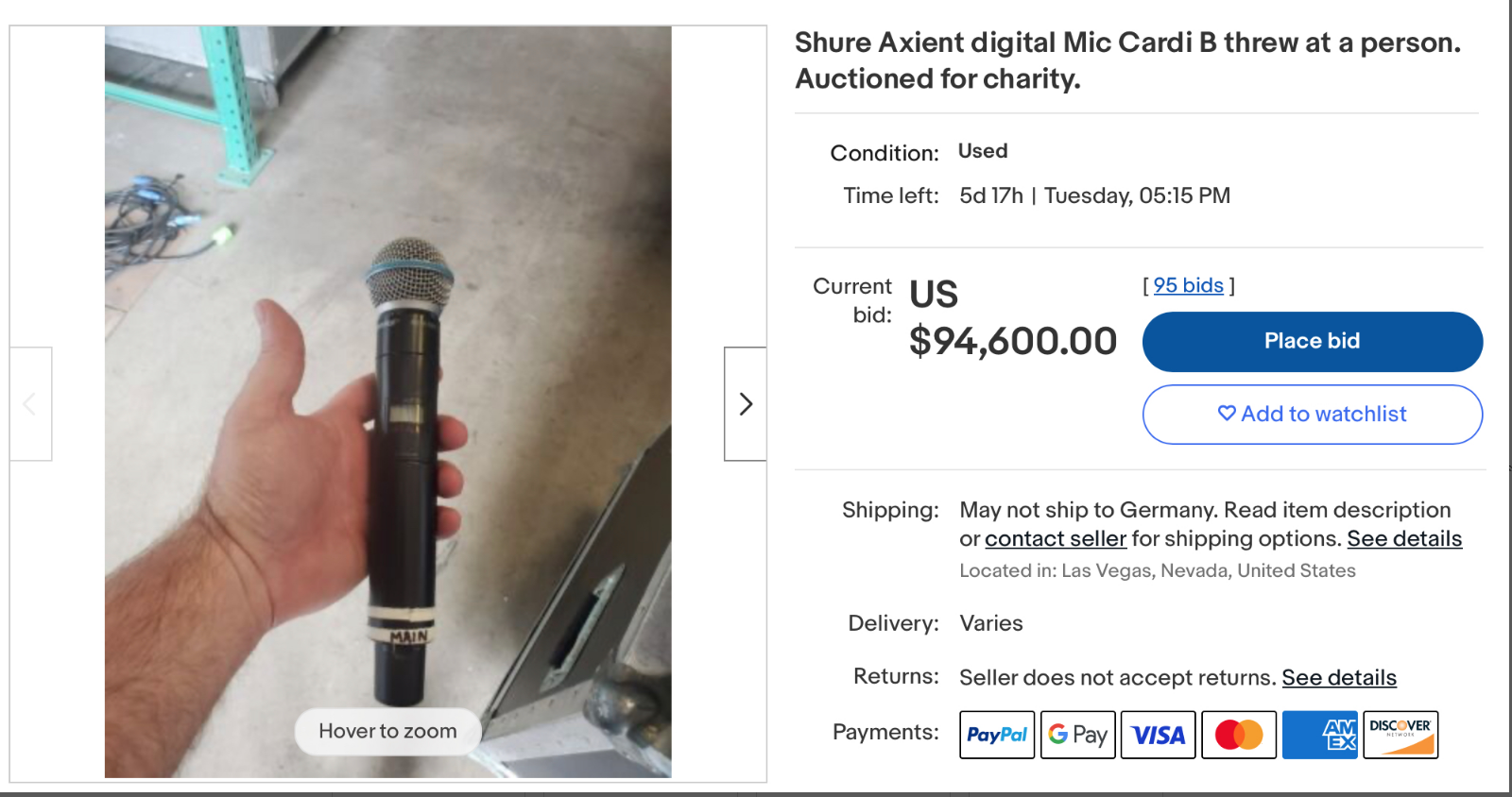 $!Subastan el micrófono que Cardi B lanzó a una fanática tras ser agredida