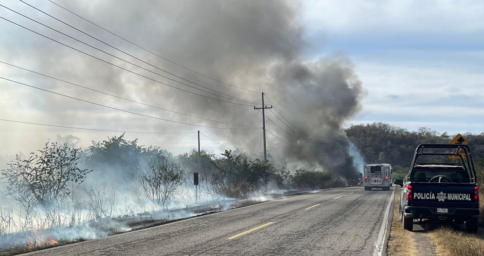 $!Autobús arde en llamas en carretera México 15, en Palmillas, Escuinapa