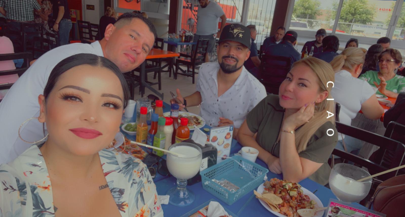 $!Algunos de los asistentes aprovecharon el día para comer mariscos.