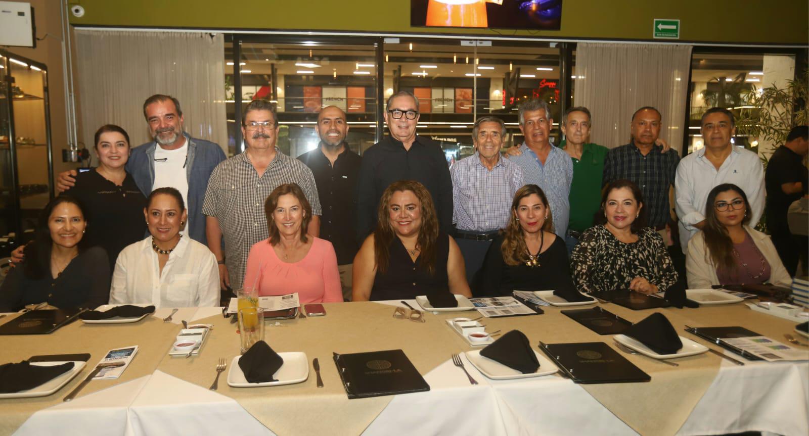 $!Ex alumnos del Tecnológico de Monterrey de distintos campus que actualmente viven en Mazatlán durante el encuentro impulsado por el Club de Amigos Exatec.