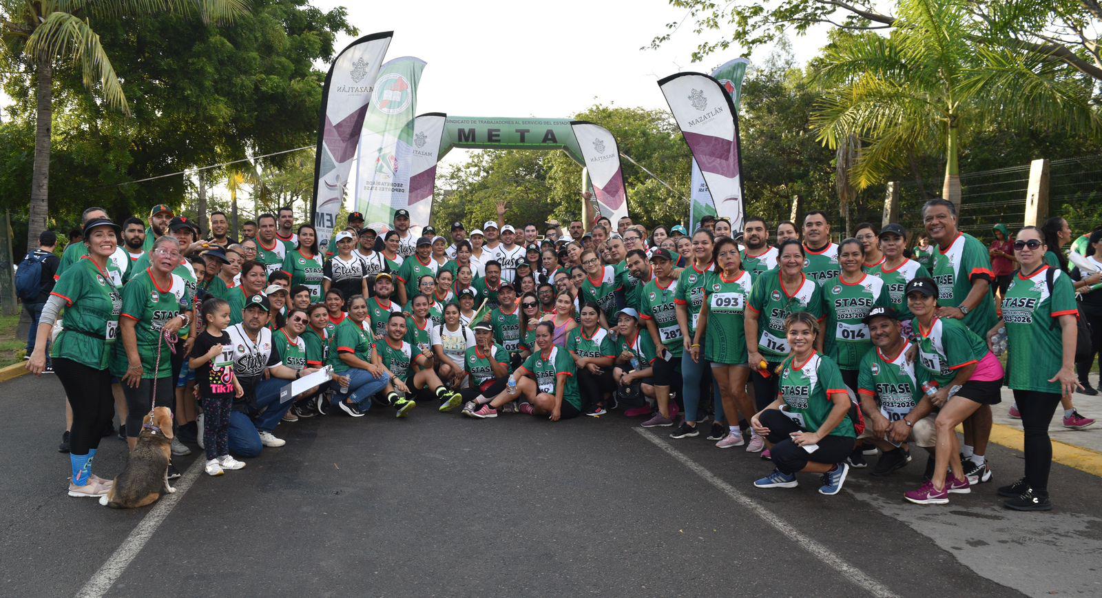 $!Madrugan servidores públicos para celebrar con caminata