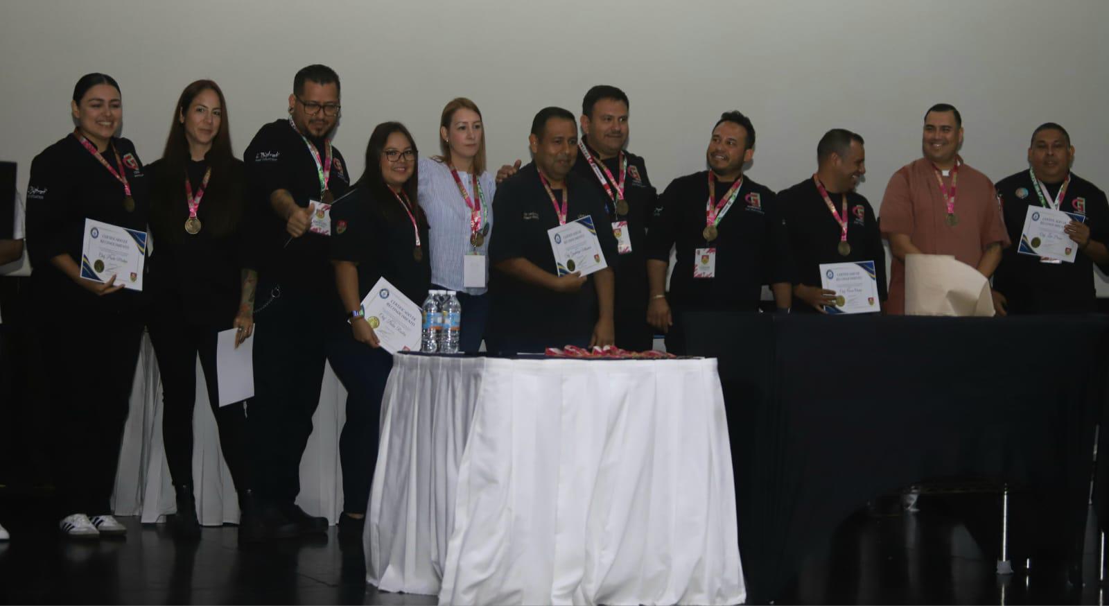 $!En el evento se hicieron entrega de reconocimientos a algunos chefs.