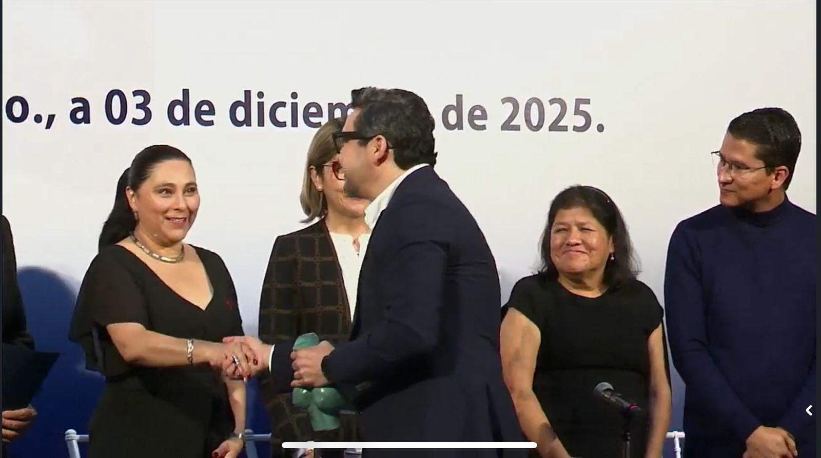 $!Reconoce Adrián López Ortiz labor de periodistas de a pie al recibir el Premio Nacional de Periodismo