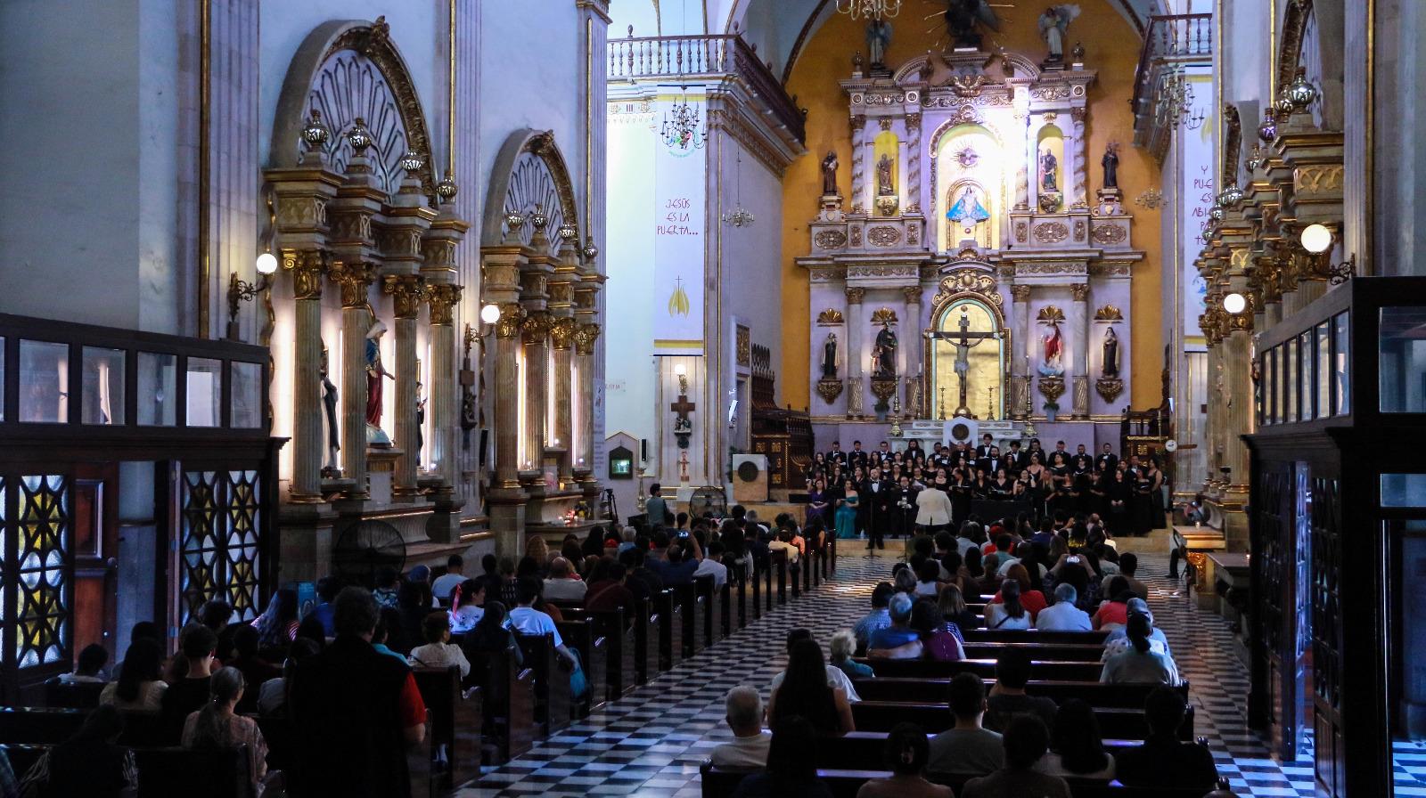 $!La Catedral de Culiacán se inundó con las 73 voces en los coros y los cuatro solistas, para hacerlo vibrar con su canto.