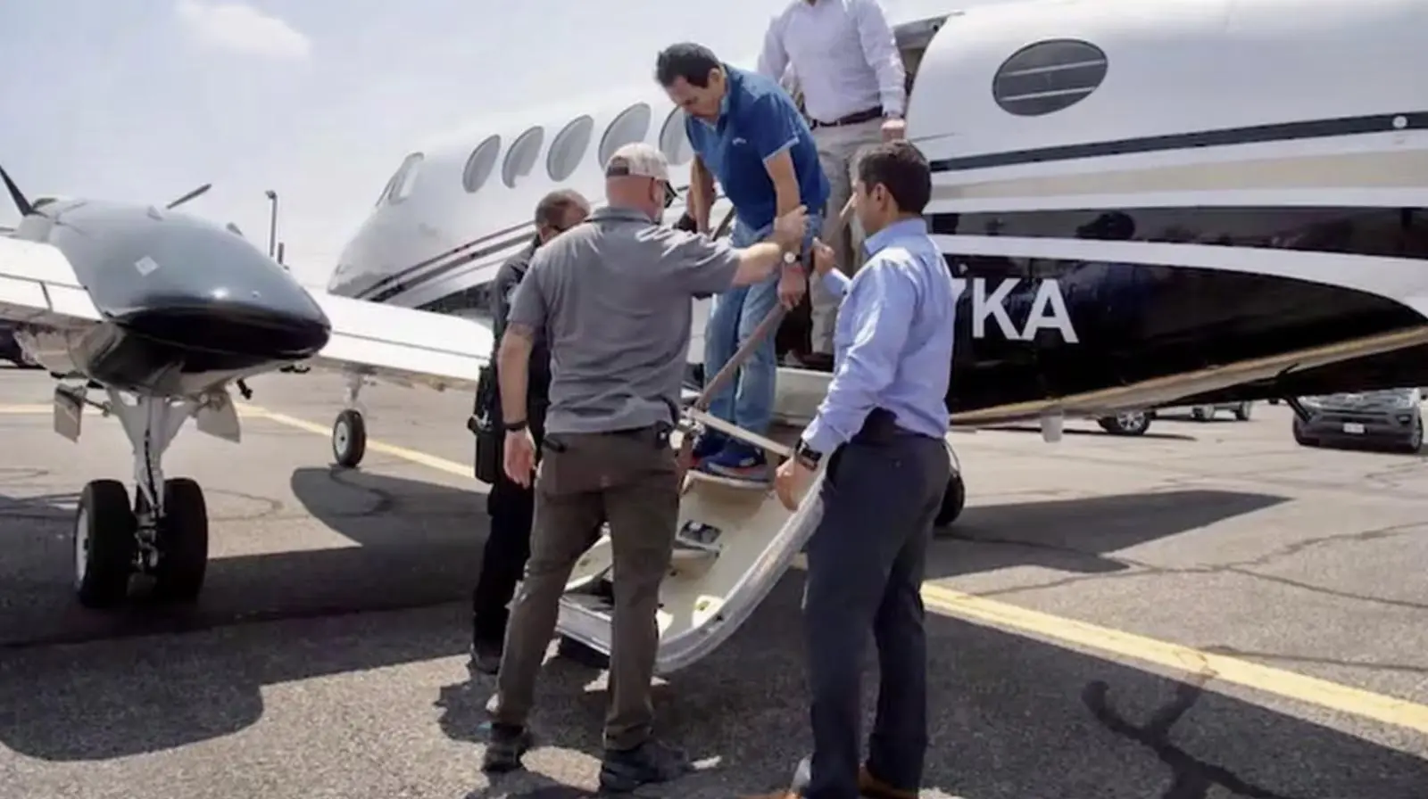 $!Sheinbaum pide revisar donación de avioneta que trasladó a ‘El Mayo’ a EU; difunden nuevas fotos del arresto