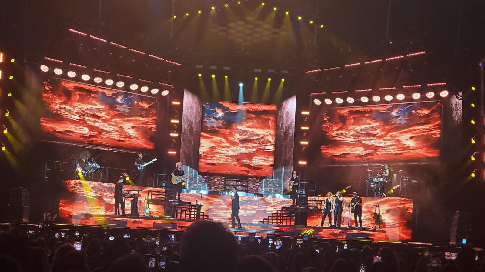 $!El espectáculo incluyó luces, pantallas, efectos escénicos y momentos íntimos donde Chayanne dialogaba con la audiencia.