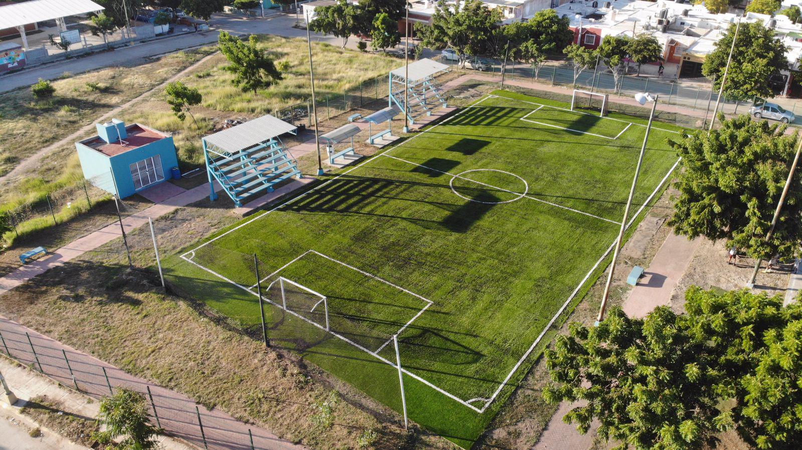 $!Canchas de futbol de pasto sintético son rehabilitadas en Mazatlán