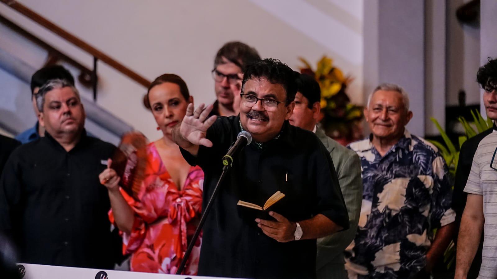 $!El escritor mazatleco Juan José Rodríguez expresó unas palabras en la apertura de “Eclecticismo”.