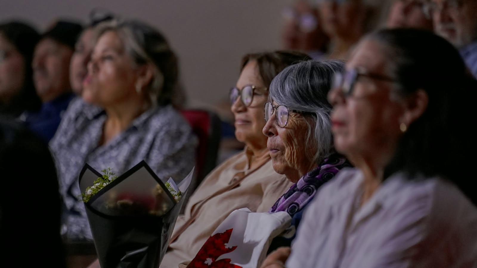 $!La presentación de “Detrás del espejo” ofreció al público un recorrido por historias de infancia, familia, amistad y amor.