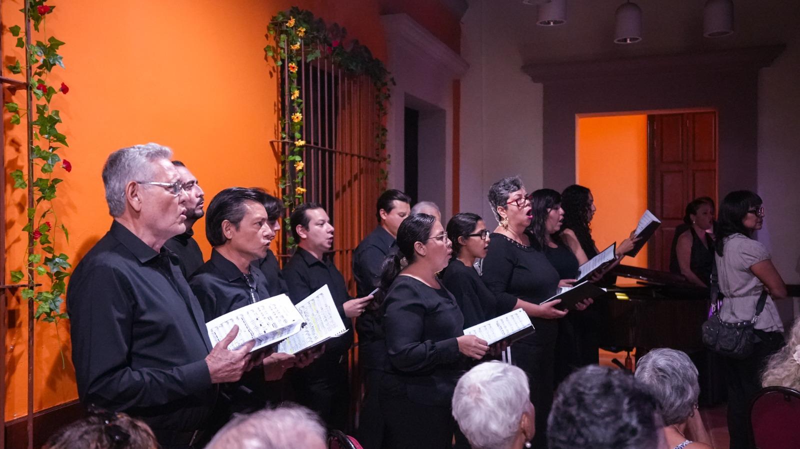 $!El Coro Ángela Peralta, bajo la dirección de Mary Murillo, ofreció una estremecedora interpretación de “Va pensiero” de la ópera Nabucco.