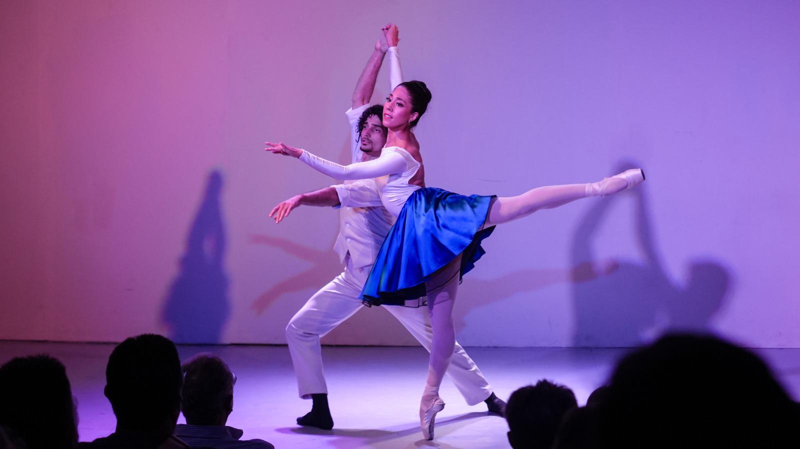$!Bailarines aportaron una profunda dimensión poética al homenaje al danzar al ritmo de poemas musicalizados.