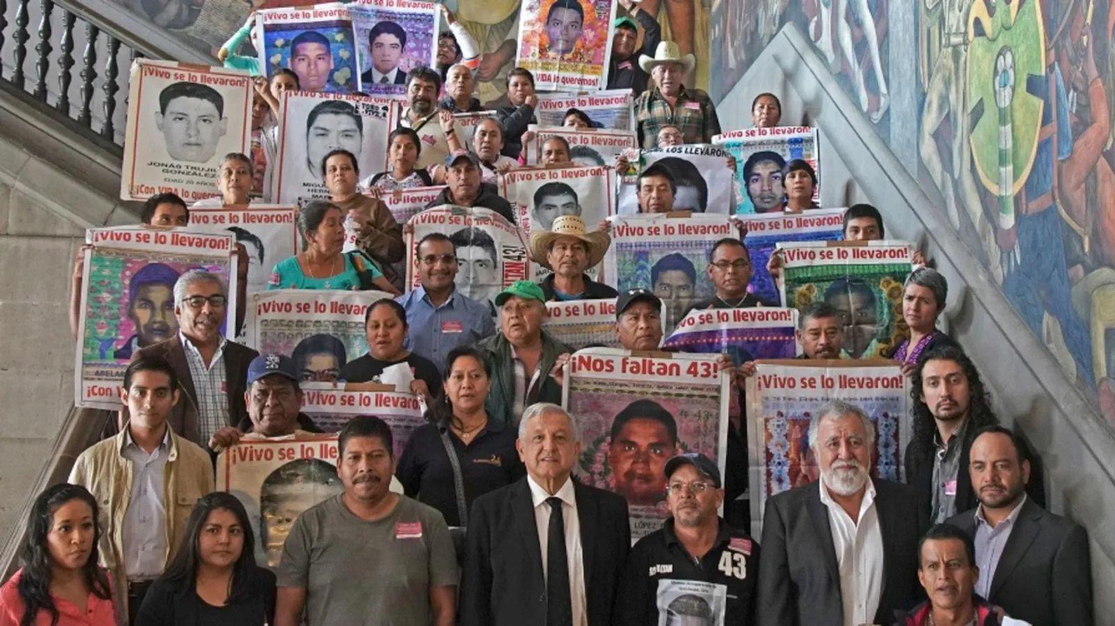$!El presidente Andrés Manuel López Obrador se reunió con los padres y madres de los 43 alumnos de Ayotzinapa al cumplirse cinco años de su desaparición.