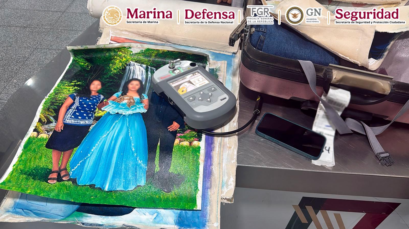 $!Detienen a extranjero con presunta droga adherida a lienzos en el AICM