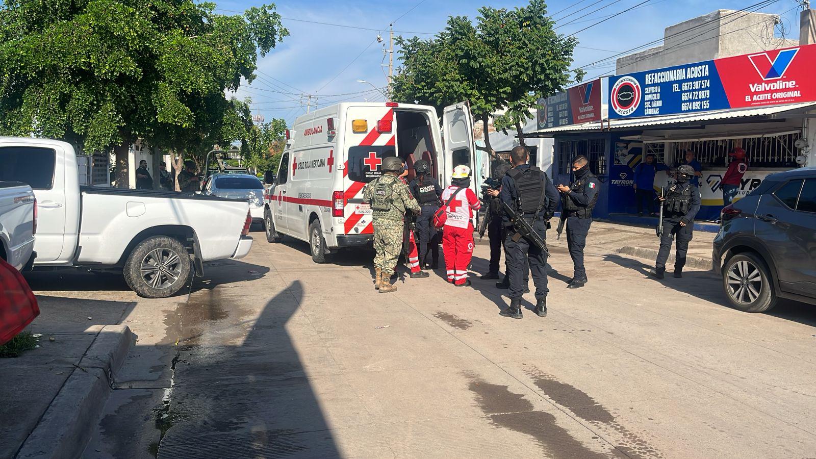 $!Mujer es golpeada y abandonada en la vía pública en Culiacán; fue hospitalizada
