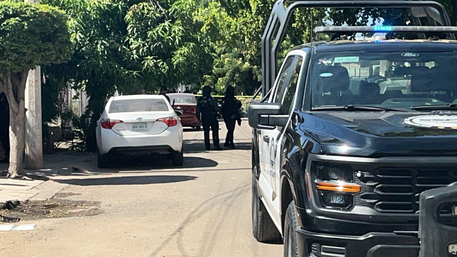 $!Ataque armado deja un herido y tres vehículos baleados en Culiacán