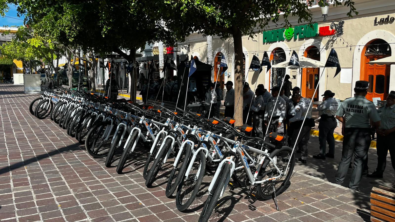 $!Entrega Gobierno de Mazatlán 50 bicicletas a fuerzas federales para patrullajes