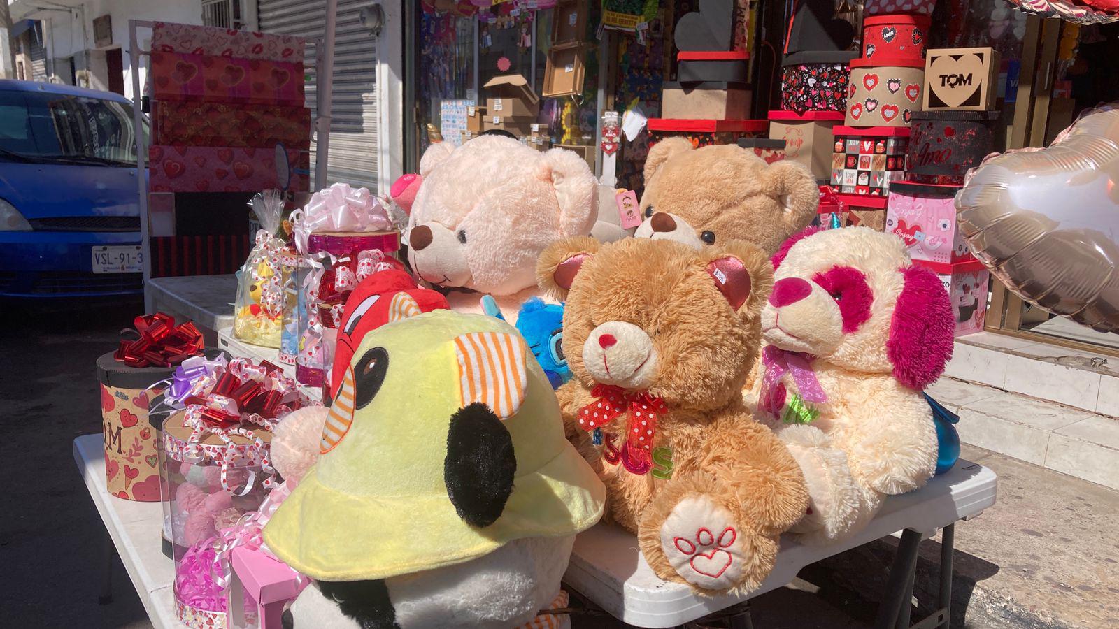 $!Peluches, globos y rosas, sobresalen entre los productos vendibles para el Día de San Valentín